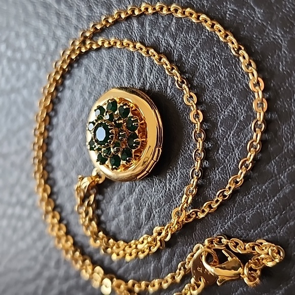 Elegant Avon Gold and Green Pendant Necklace - Picture 4 of 12